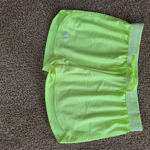 Under Armour Womens Semi-fitted Heatgear shorts